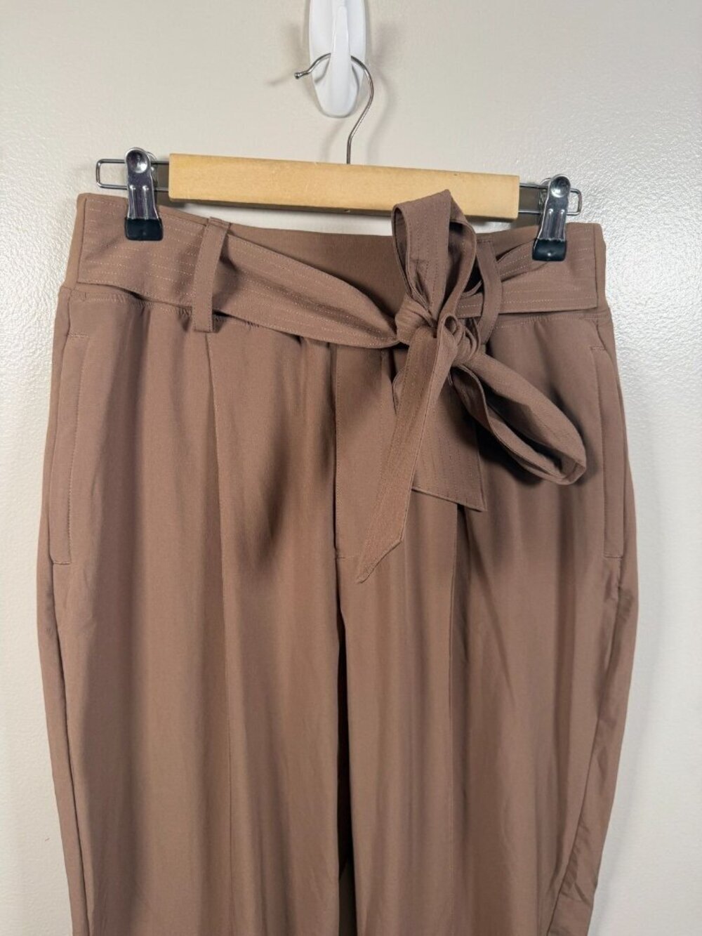 Athleta Cardiff Pants Size 10 Belted Rustic Beige Straight Leg Travel Active - Picture 5 of 14